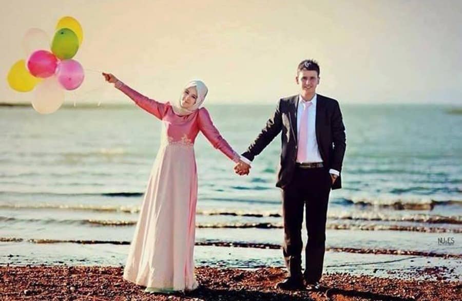 Detail Gambar Romantis Islami Suami Istri Nomer 7