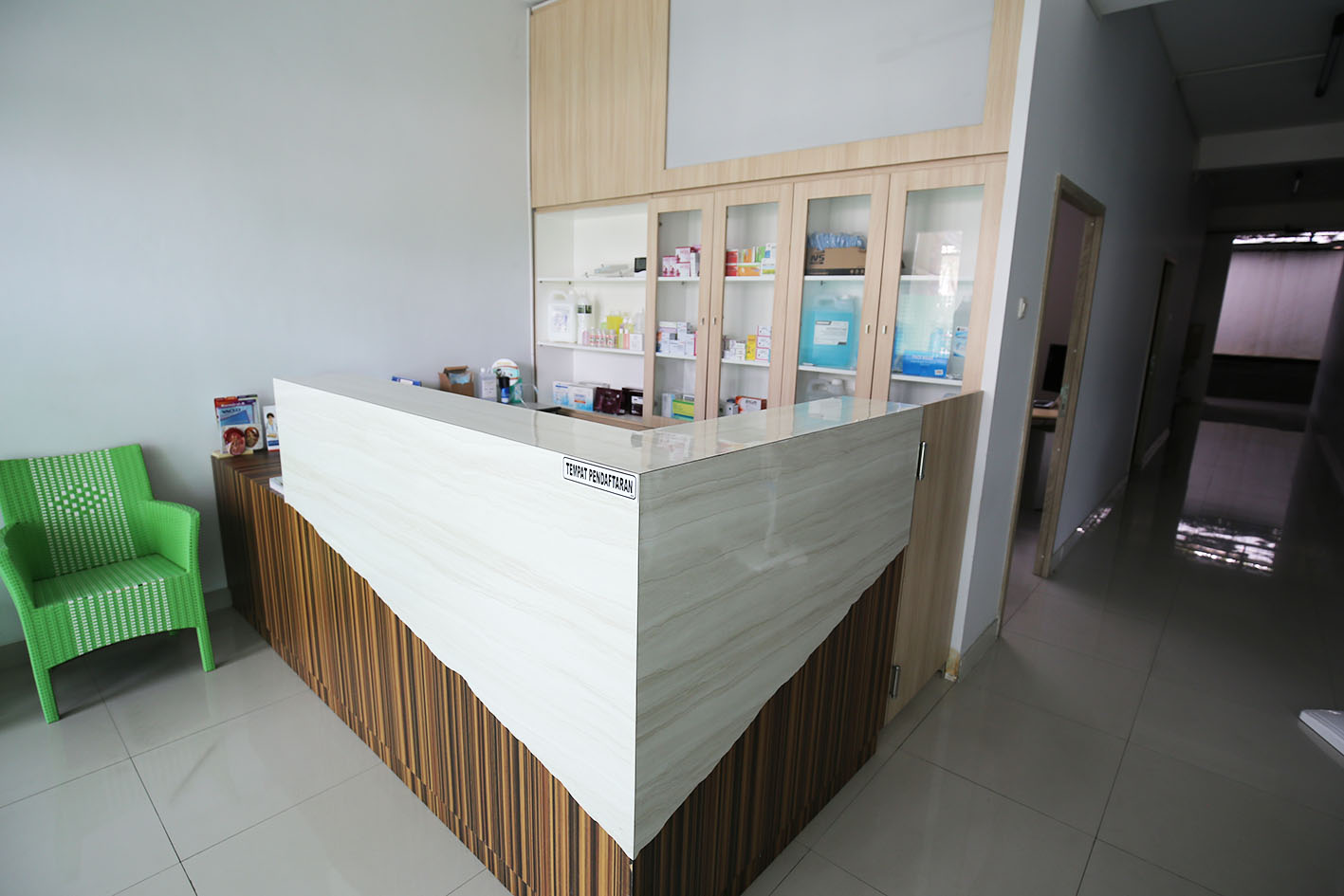 Detail Gambar Ruang Tunggu Klinik Nomer 7