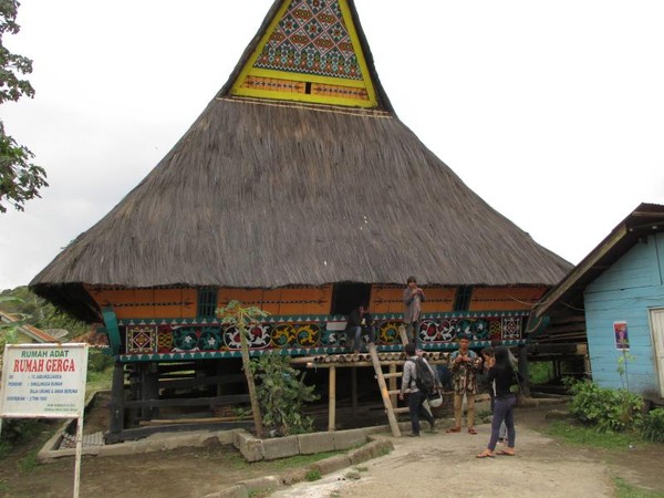 Detail Gambar Rumah Adat Batak Karo Nomer 34