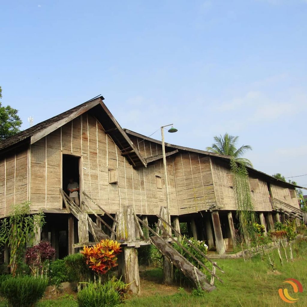 Detail Gambar Rumah Adat Betang Koleksi Nomer 42