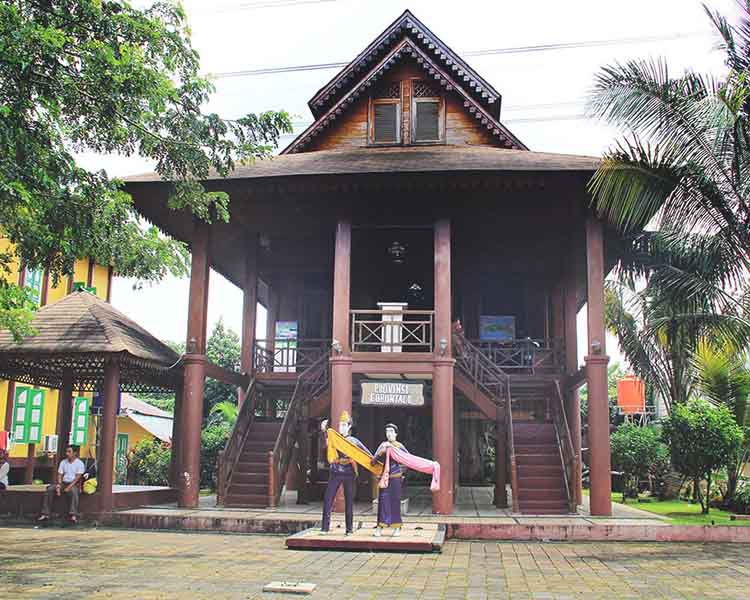 Detail Gambar Rumah Adat Dulohupa Koleksi Nomer 12