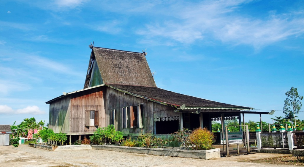 Detail Gambar Rumah Adat Kalimantan Nomer 13