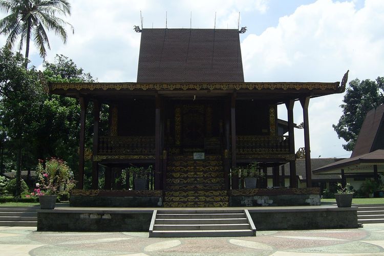 Detail Gambar Rumah Adat Kalimantan Nomer 20