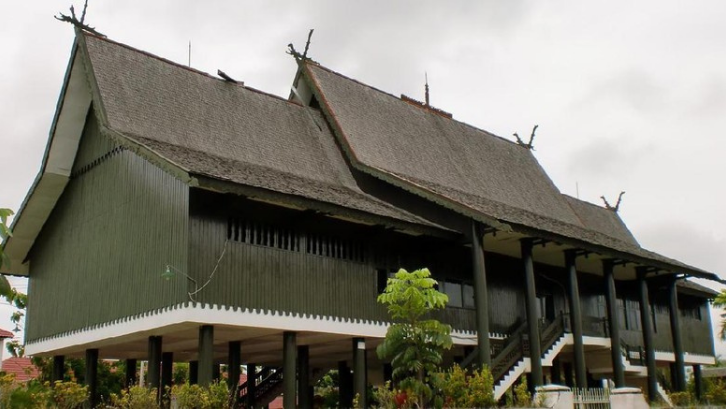 Detail Gambar Rumah Adat Kalimantan Selatan Nomer 30