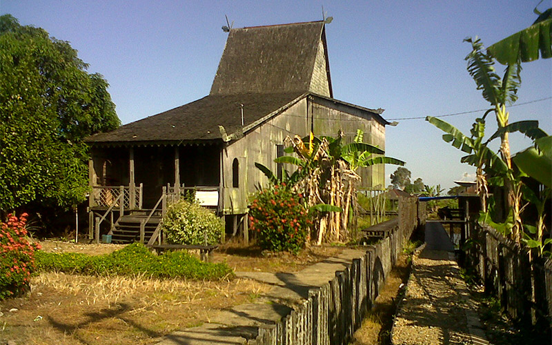 Detail Gambar Rumah Adat Kalimantan Tengah Nomer 14