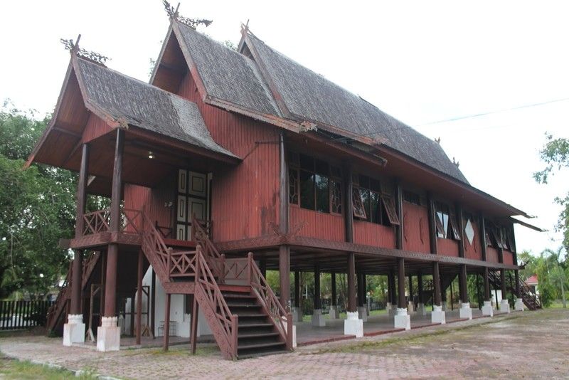 Gambar Rumah Adat Minangkabau Gambar Rumah Adat Kalimantan - KibrisPDR