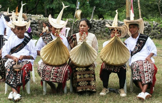 Detail Gambar Rumah Adat Minangkabau Gambar Rumah Adat Nusa Tenggara Timur Nomer 53