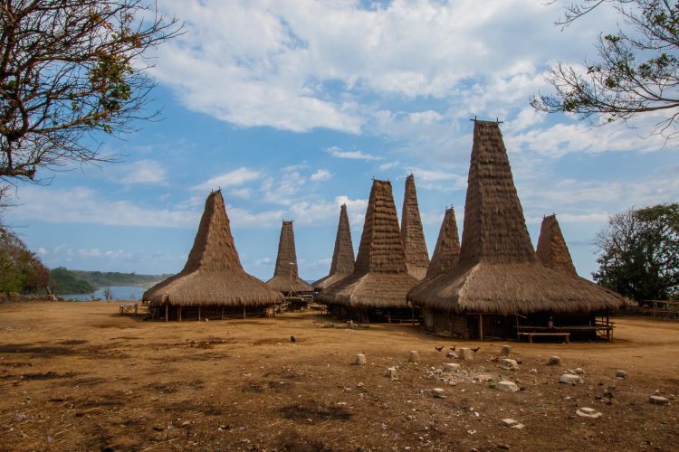 Detail Gambar Rumah Adat Nusa Tenggara Barat Nomer 34