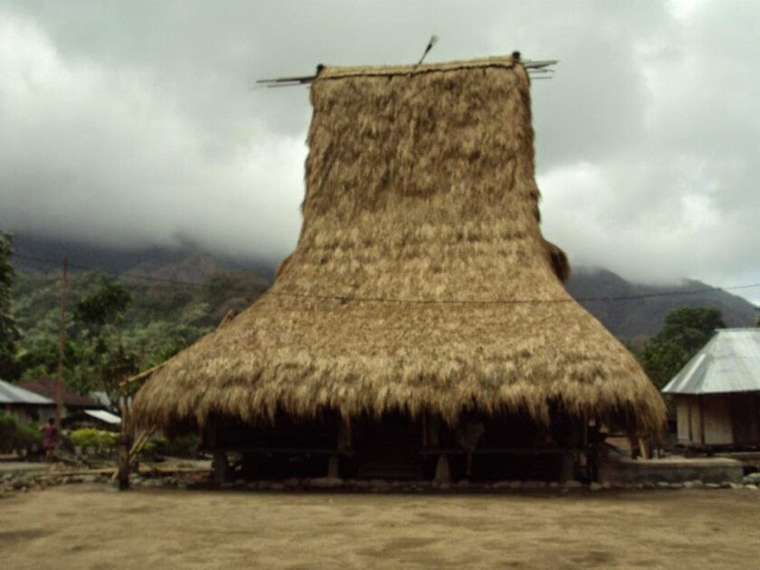 Detail Gambar Rumah Adat Nusa Tenggara Timur Nomer 6