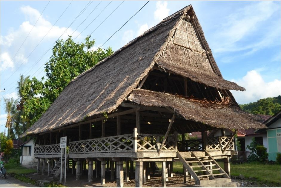 Detail Gambar Rumah Adat Provinsi Maluku Nomer 10