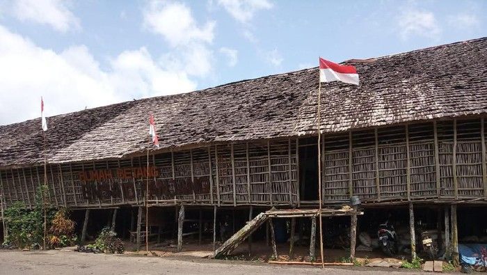 Detail Gambar Rumah Adat Suku Dayak Nomer 22