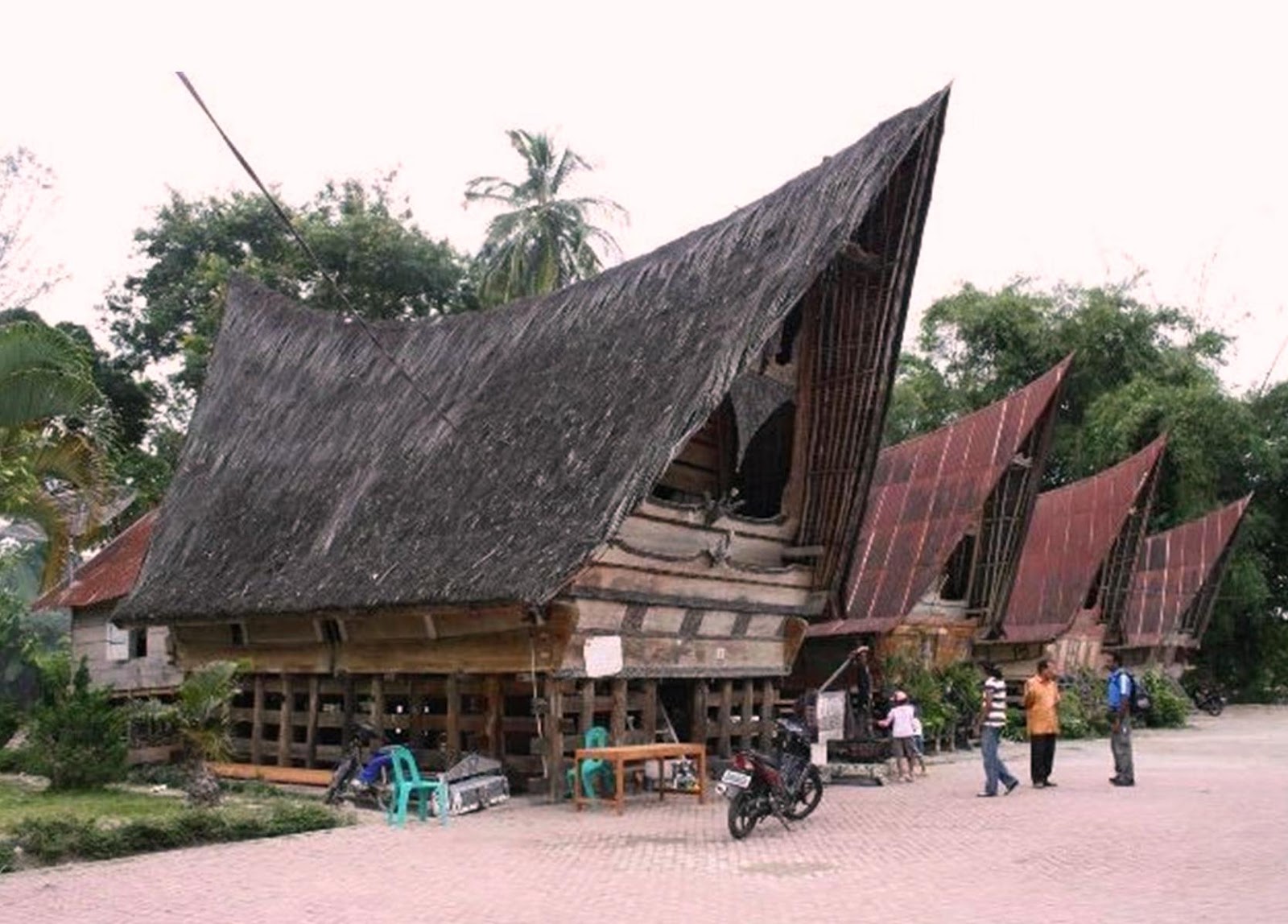 Detail Gambar Rumah Adat Sumatera Utara Nomer 15