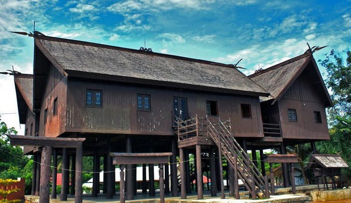 Detail Gambar Rumah Betang Kalimantan Tengah Nomer 5