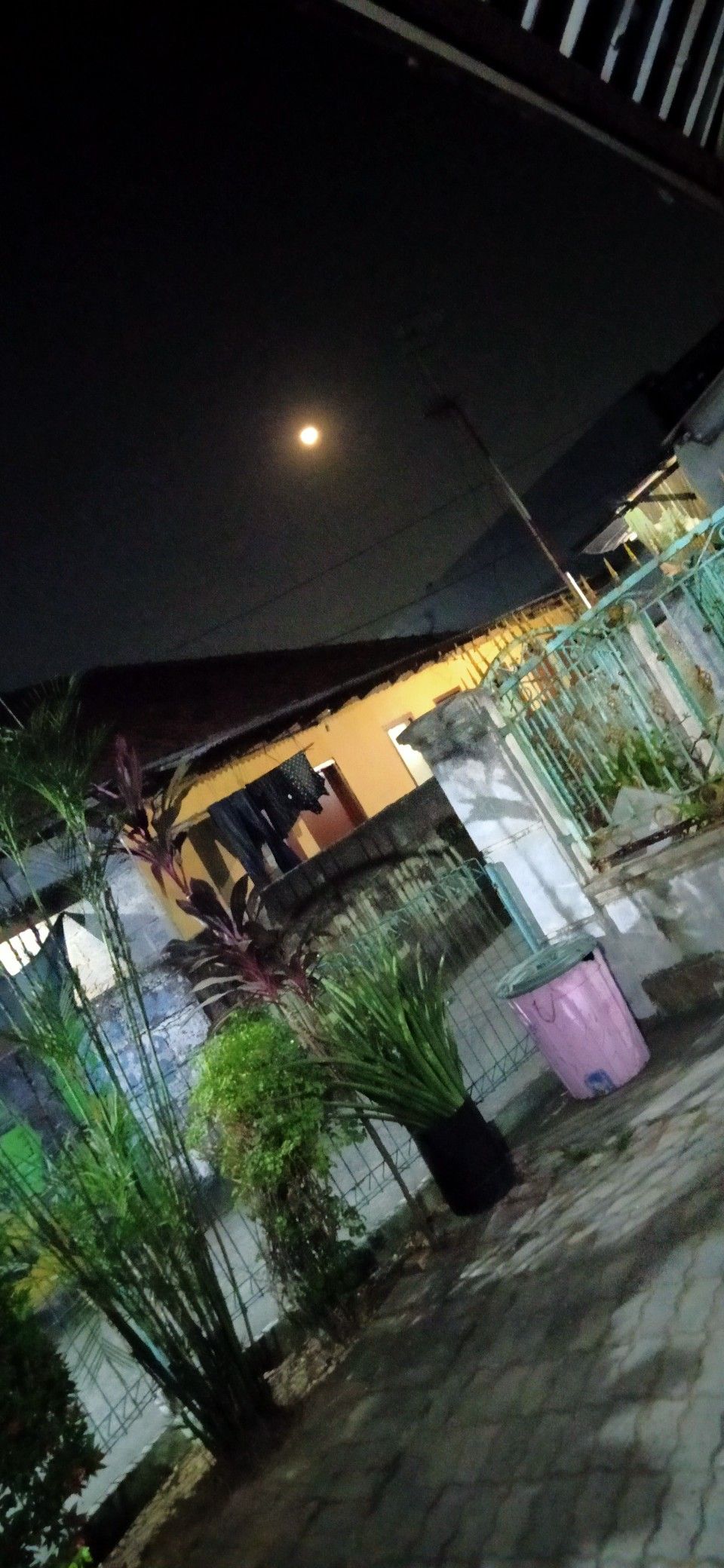 Detail Gambar Rumah Di Malam Hari Nomer 12