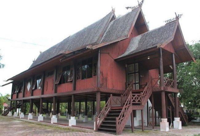 Detail Gambar Rumah Panjang Kalimantan Barat Nomer 45