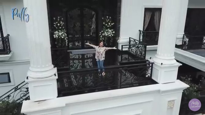 Detail Gambar Rumah Prilly Latuconsina Nomer 4