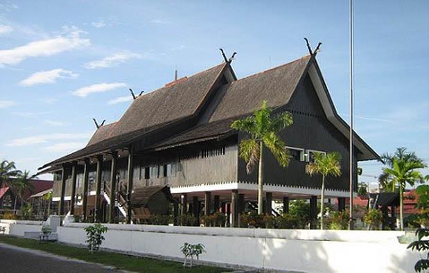 Detail Gambar Rumah Suku Dayak Nomer 40