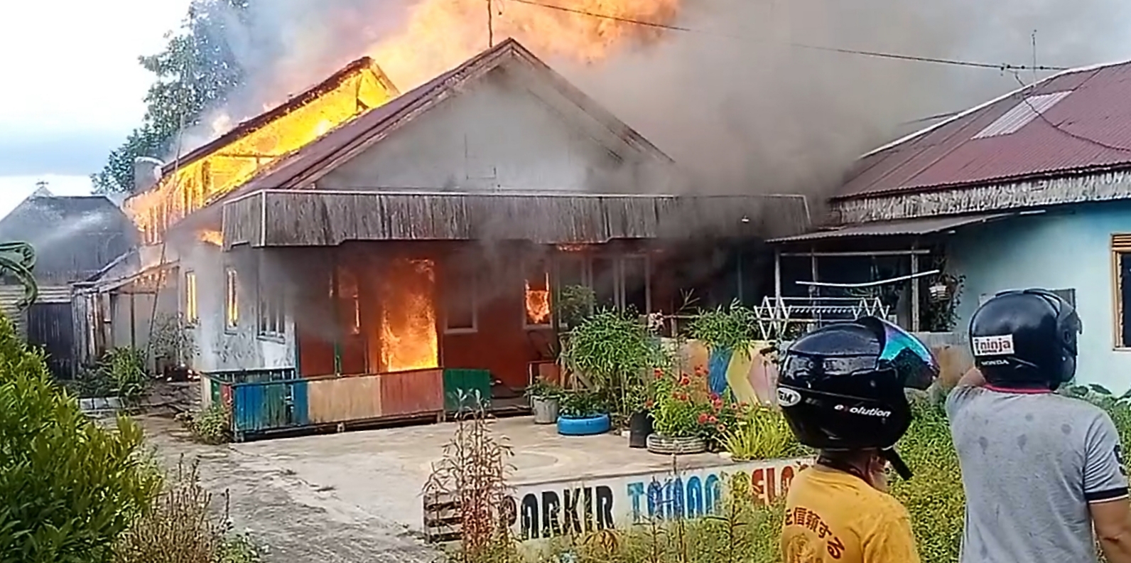 Detail Gambar Rumah Terbakar Nomer 26