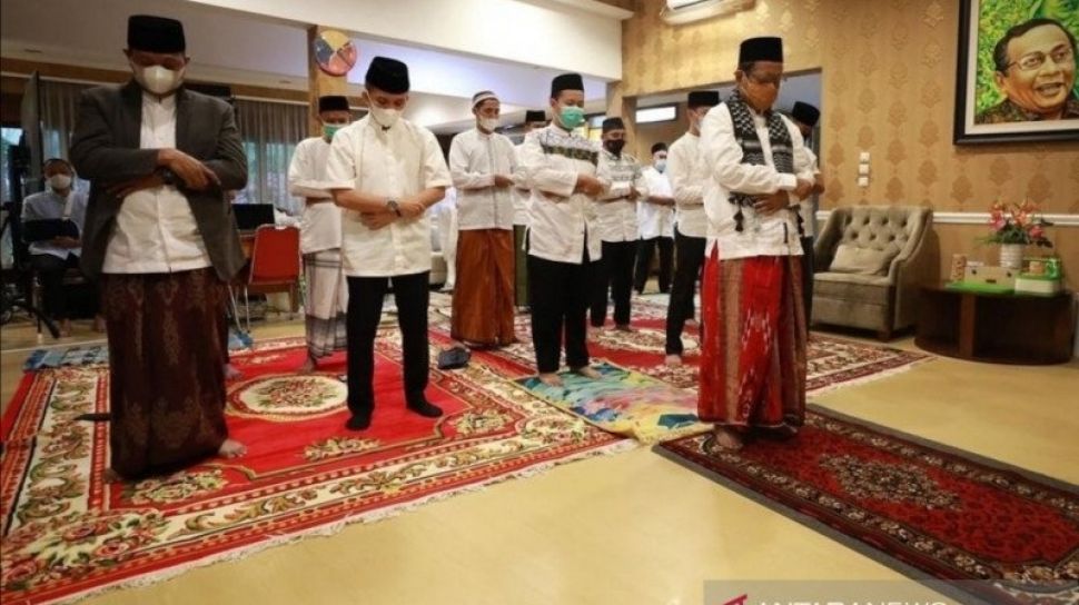 Detail Gambar Saat Pelaksanaan Sholat Ied Nomer 25