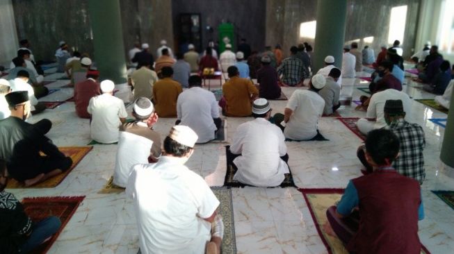 Detail Gambar Saat Pelaksanaan Sholat Ied Di Dalam Masjid Nomer 12