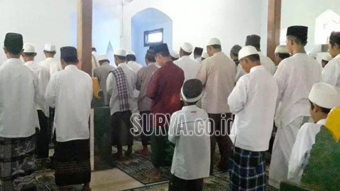 Detail Gambar Saat Pelaksanaan Sholat Ied Di Dalam Masjid Nomer 13