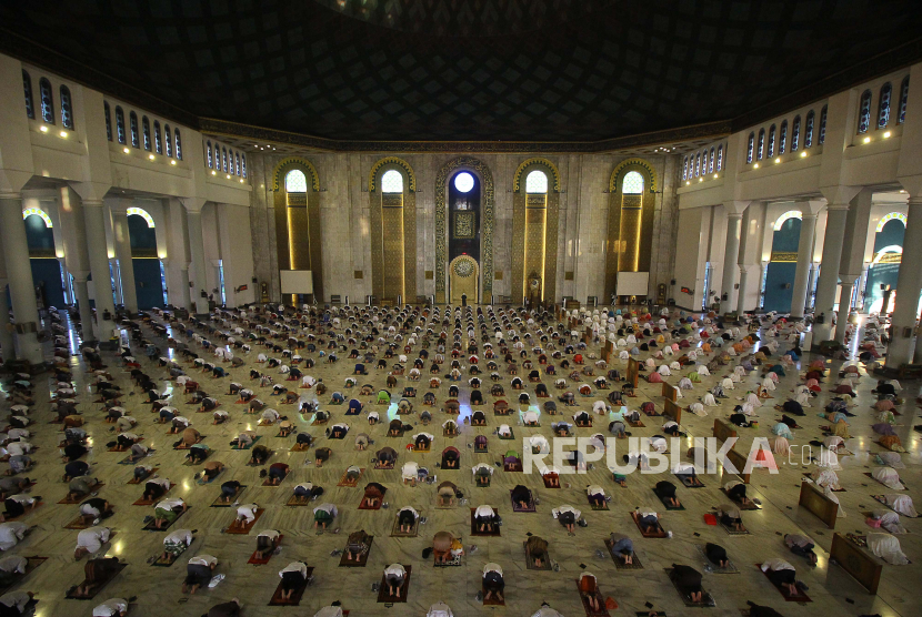 Detail Gambar Saat Pelaksanaan Sholat Ied Di Dalam Masjid Nomer 37