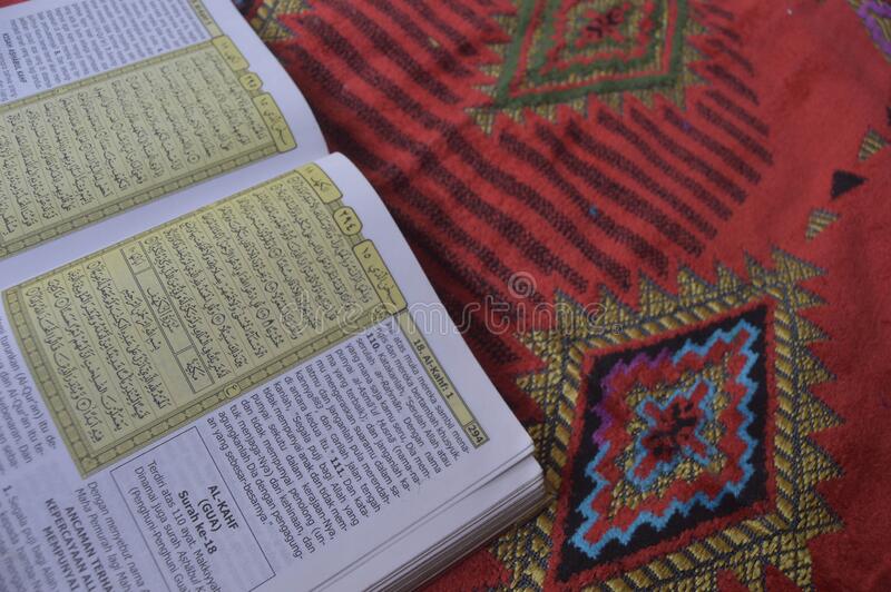 Detail Gambar Sajadah Dan Alquran Nomer 27