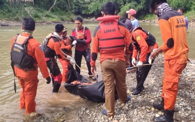 Detail Gambar Sampah Di Sungai Sadang Nomer 23