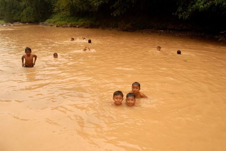 Detail Gambar Sampah Di Sungai Sadang Nomer 30