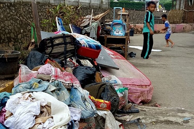 Detail Gambar Sampah Rumah Tidak Diangkat Nomer 3