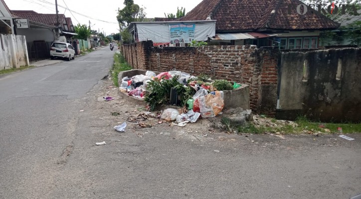 Detail Gambar Sampah Rumah Tidak Diangkat Nomer 25