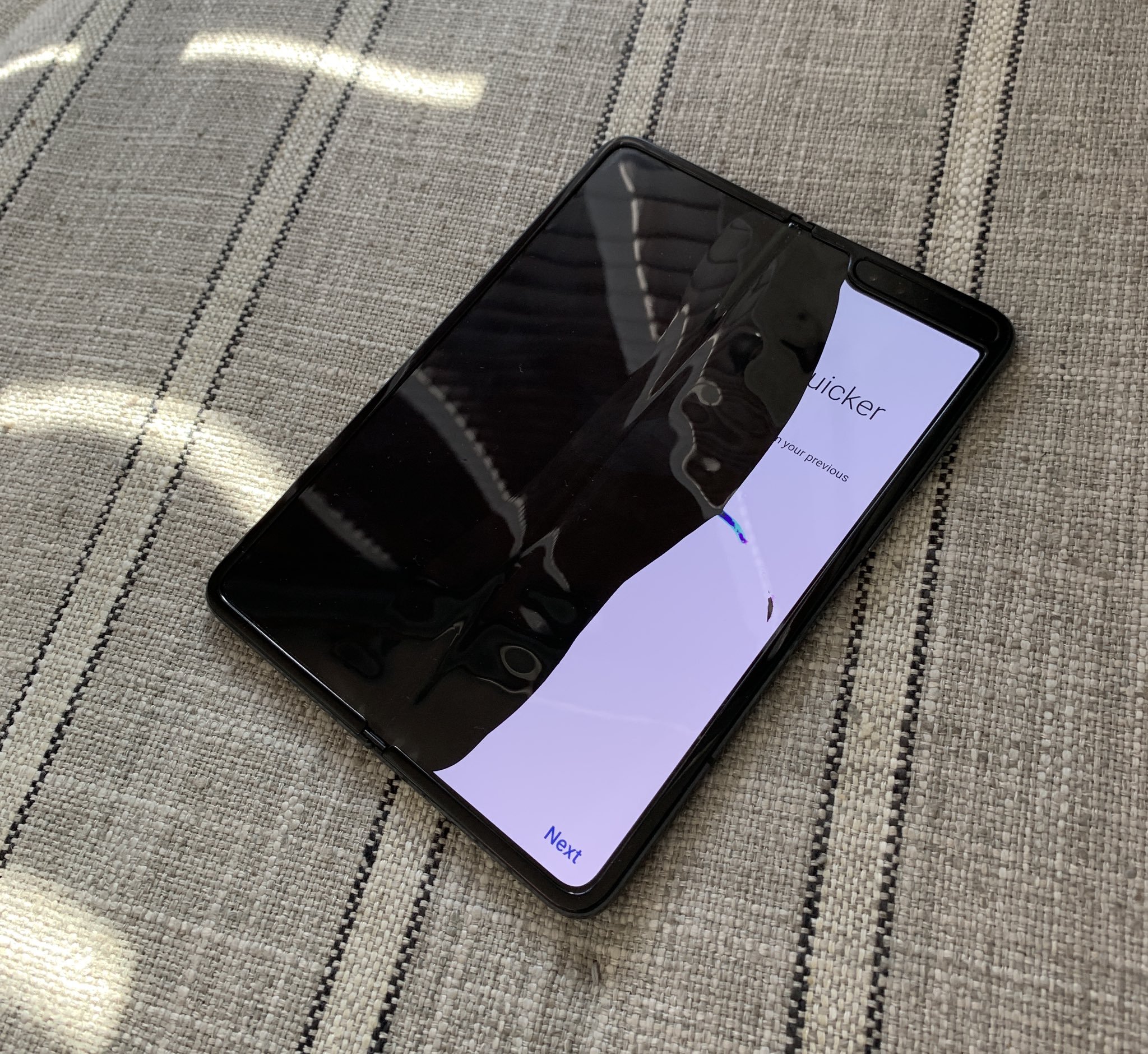 Detail Gambar Samsung Galaxy Fold Nomer 36
