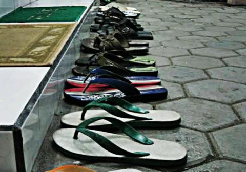 Gambar Sandal Di Masjid - KibrisPDR