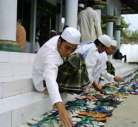 Detail Gambar Sandal Di Masjid Nomer 2