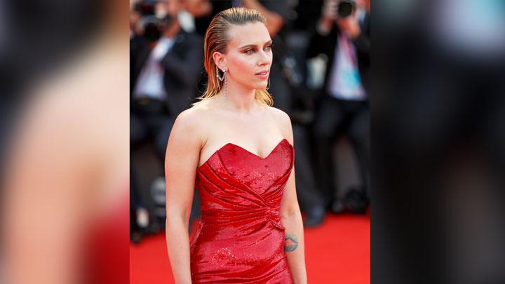 Detail Gambar Scarlett Johansson Memakai Dress Nomer 7