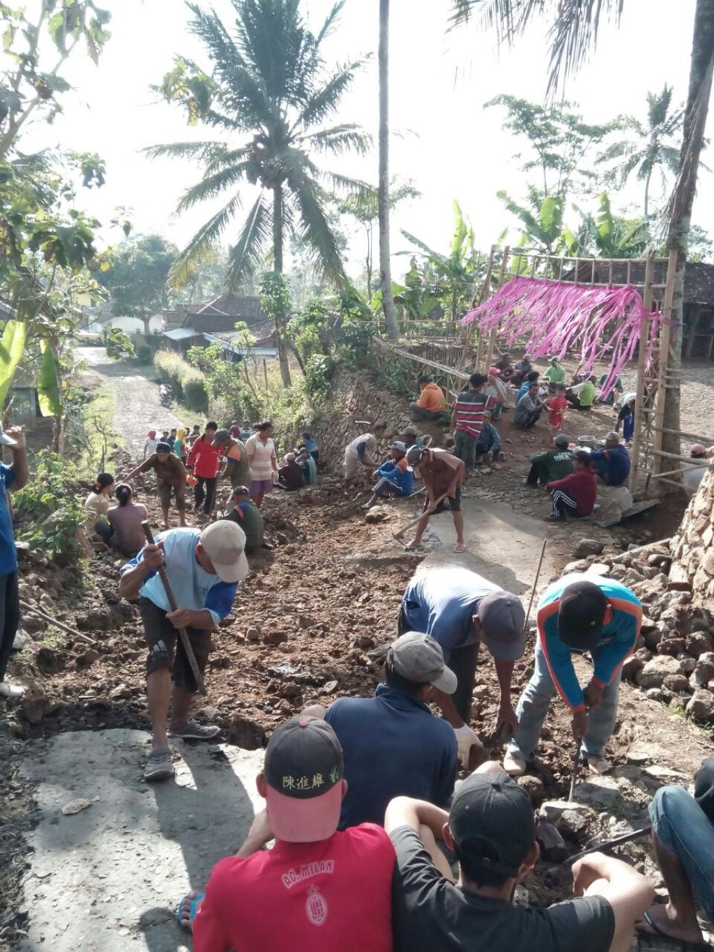 Detail Gambar Sedang Gotong Royong Nomer 29