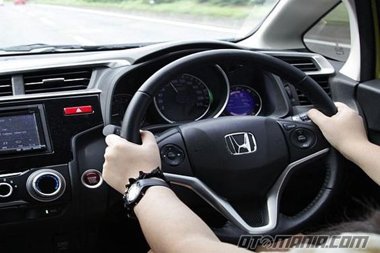 Detail Gambar Sedang Menyetir Mobil Nomer 45