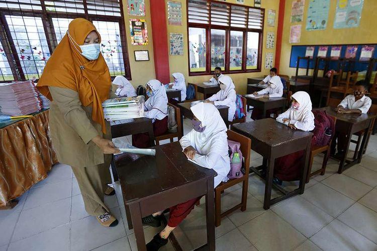 Gambar Sekolah Depannya Ada Angka 52 - KibrisPDR