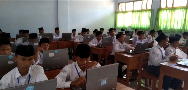 Detail Gambar Senter Gambar Sedang Belajar Di Kelas Nomer 12