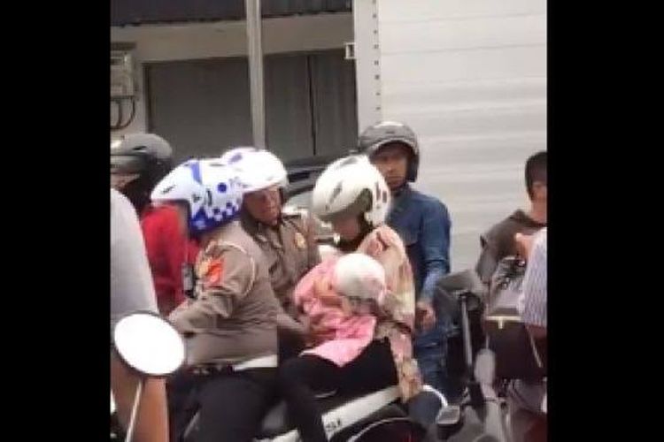 Detail Gambar Seorang Ibu Menggendong Anaknya Sambil Membawa Kayu Nomer 48