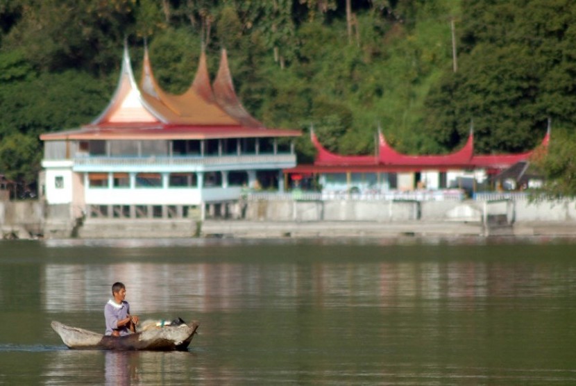 Detail Gambar Seorang Nelayan Menangkap Ikan Nomer 32