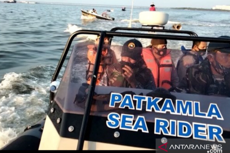 Detail Gambar Seorang Nelayan Menangkap Ikan Nomer 33