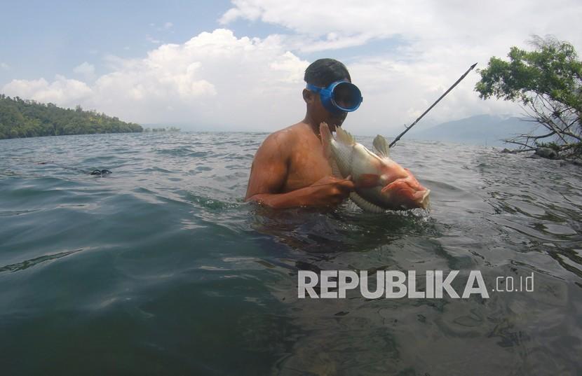 Detail Gambar Seorang Nelayan Menangkap Ikan Nomer 39