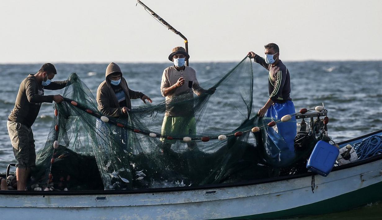 Detail Gambar Seorang Nelayan Menangkap Ikan Nomer 6