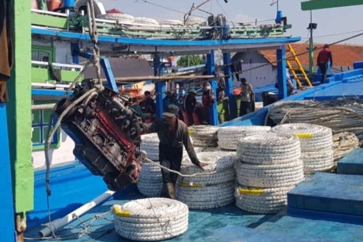 Detail Gambar Seorang Nelayan Menangkap Ikan Nomer 54