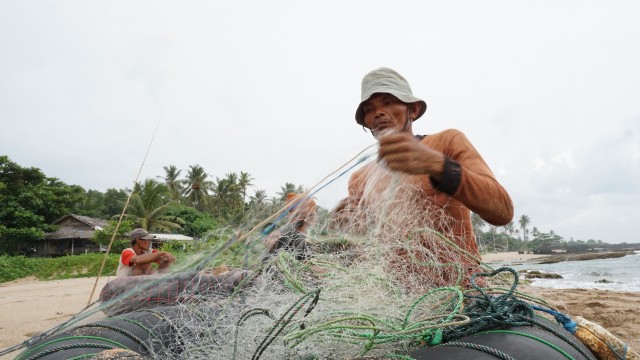 Detail Gambar Seorang Nelayan Tradisional Nomer 45