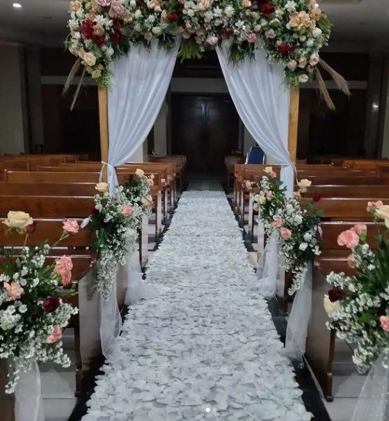 Detail Dekorasi Gereja Pernikahan Nomer 32