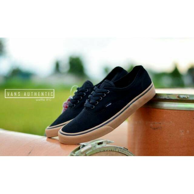 Detail Gambar Sepatu Vans Hitam Nomer 23