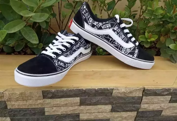 Detail Gambar Sepatu Vans Hitam Nomer 48