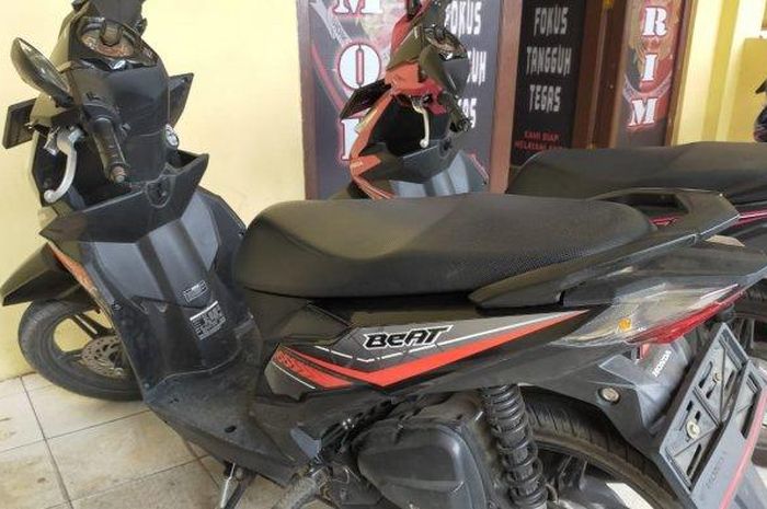 Detail Gambar Sepeda Motor Beat Di Garasi Rumah Nomer 13